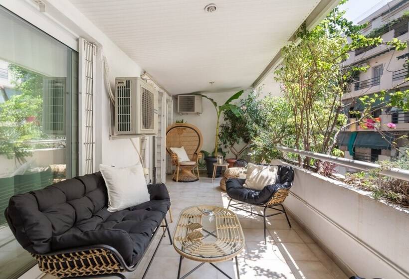 Fresh Detailed Stylish Apartment At Acropolis