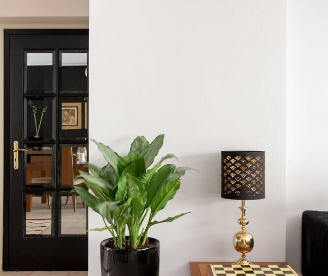 Fresh Detailed Stylish Apartment At Acropolis