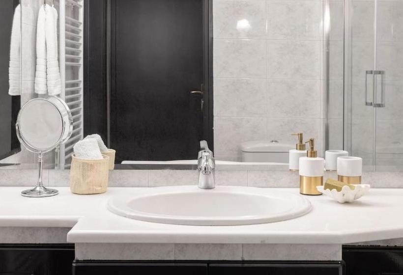 Fresh Detailed Stylish Apartment At Acropolis