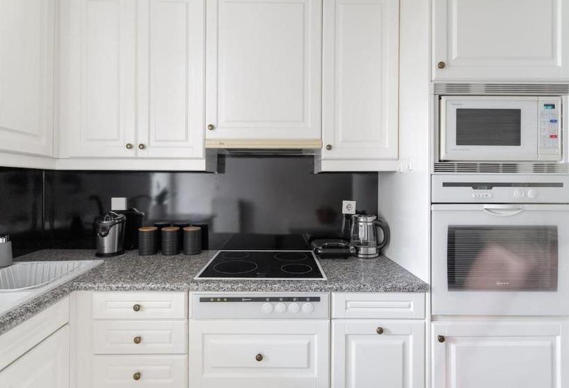 Fresh Detailed Stylish Apartment At Acropolis