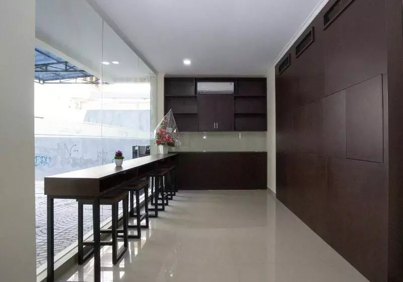 Hotelli Collection O 1626 Alena Residence