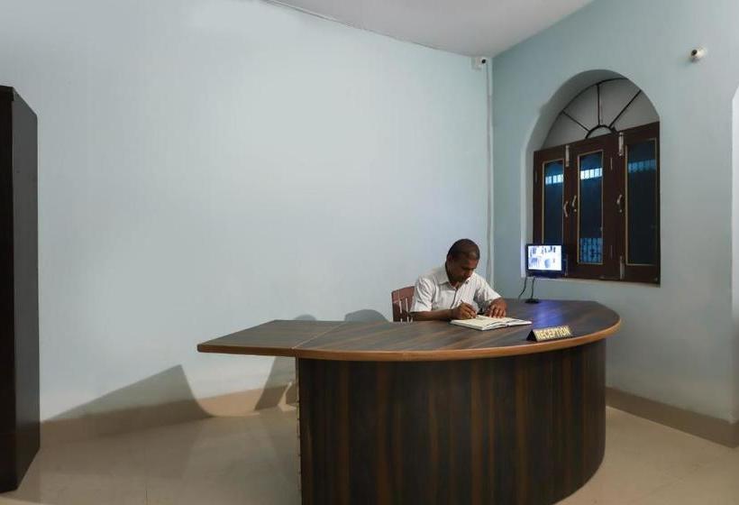 هتل Oyo 48553 Awadh Fort