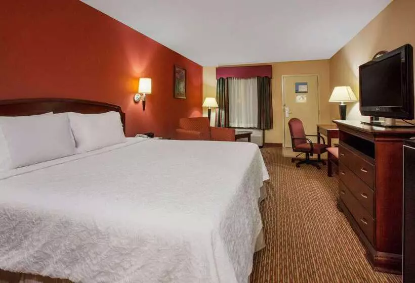 Отель Days Inn & Suites By Wyndham Tyler