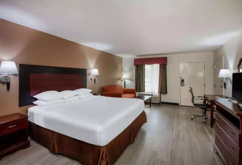 Отель Days Inn & Suites By Wyndham Tyler