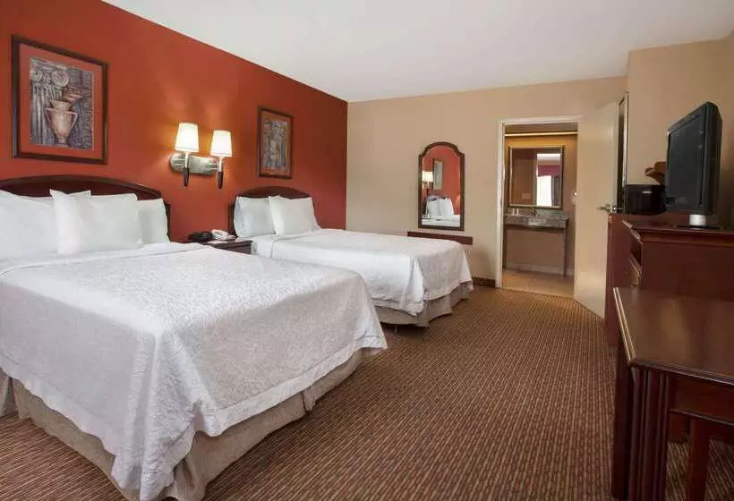 Отель Days Inn & Suites By Wyndham Tyler