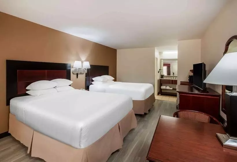 Отель Days Inn & Suites By Wyndham Tyler