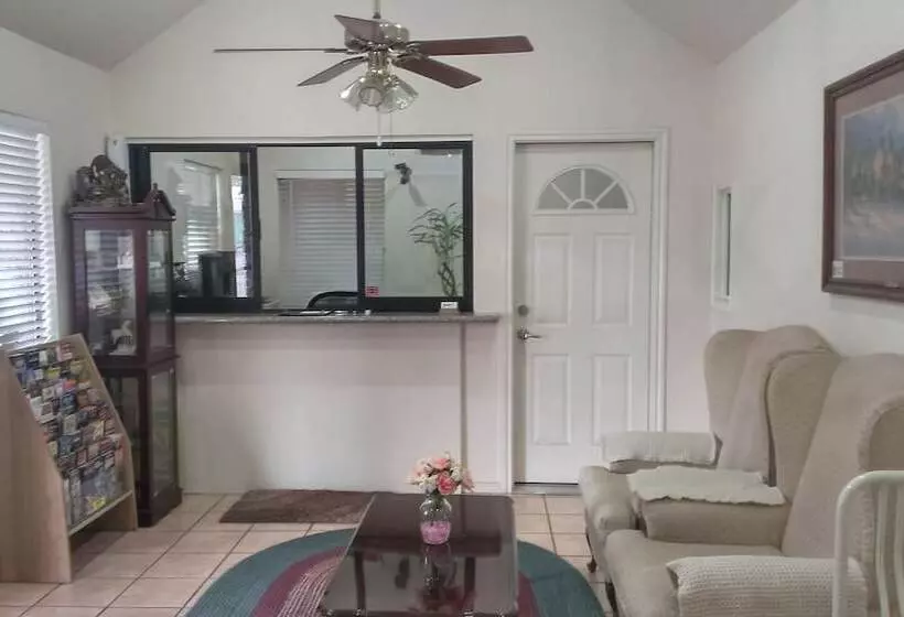 فندق Green Bird Inn