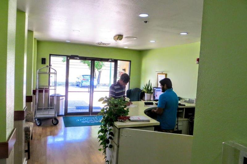 هتل Guest House Inn