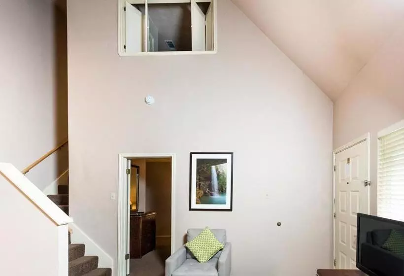 ホテル Habitat Suites