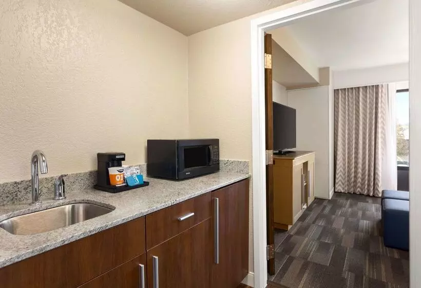 هتل Hampton Inn Fort Smith