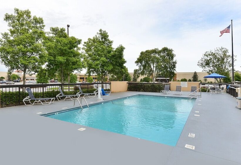 هتل Quality Inn At The Mall Valdosta