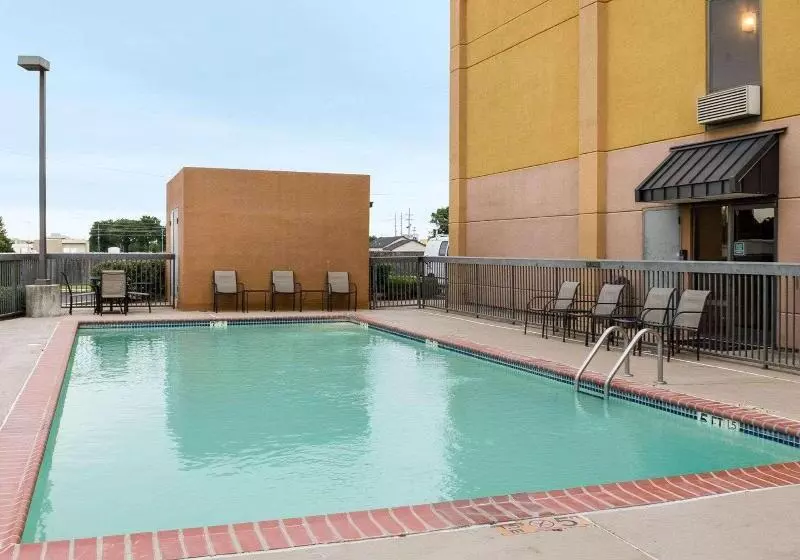 Отель Quality Inn