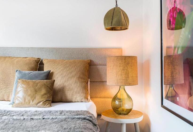 A Perfect Stay Black Star