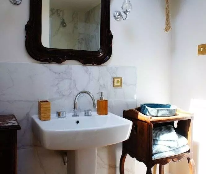 تختخواب و صبحانه La Maison Verte