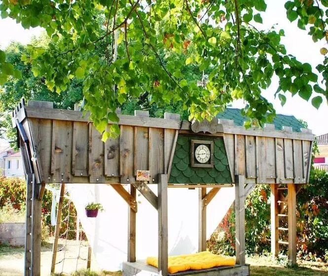 تختخواب و صبحانه La Maison Verte