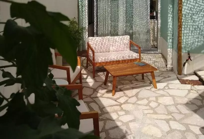 تختخواب و صبحانه La Maison Verte