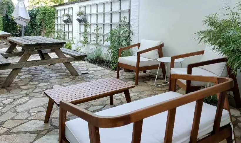 تختخواب و صبحانه La Maison Verte