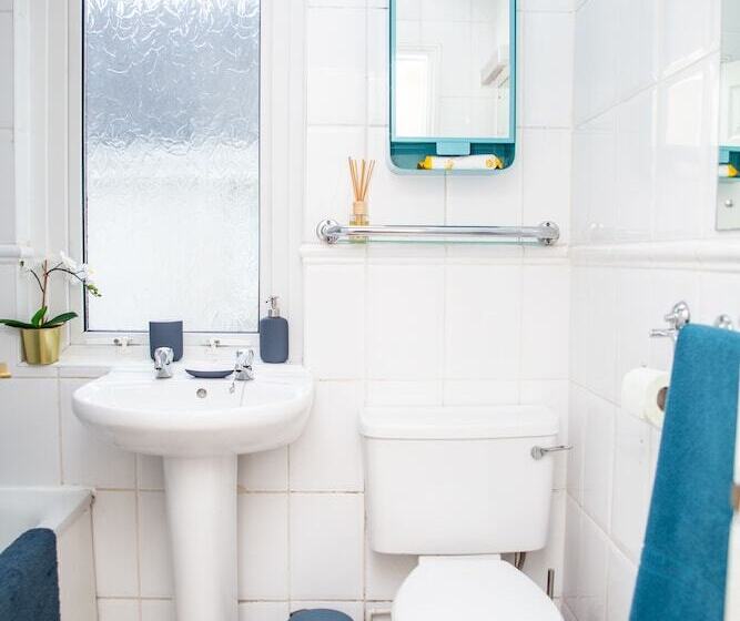 The Louis Armstrong Modern 3 Bedroom Apartment, Super Close To The City Centre