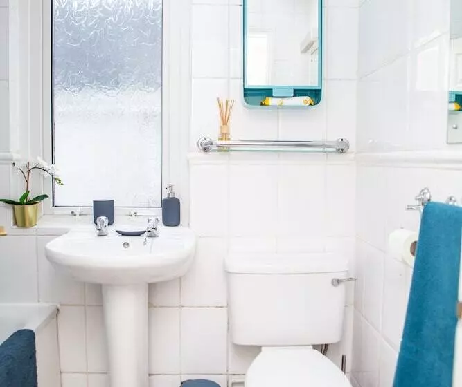 The Louis Armstrong  Modern 3 Bedroom Apartment, Super Close To The City Centre