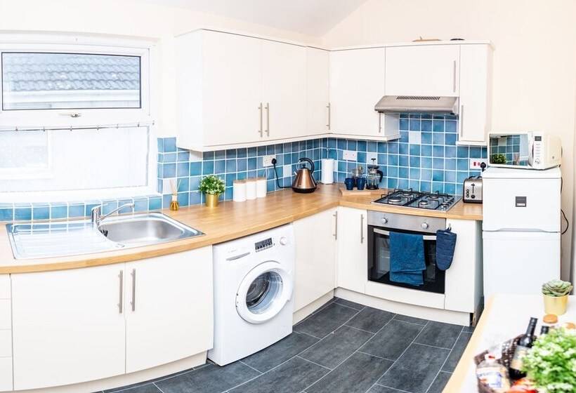 The Louis Armstrong Modern 3 Bedroom Apartment, Super Close To The City Centre