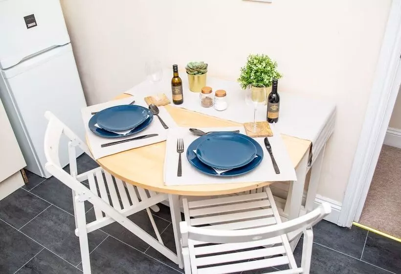 The Louis Armstrong  Modern 3 Bedroom Apartment, Super Close To The City Centre