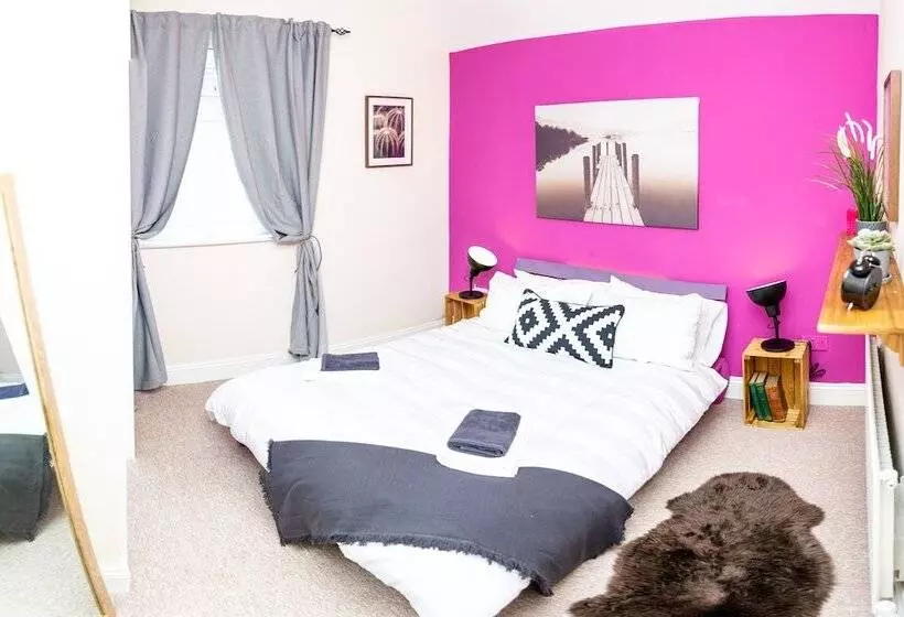 The Louis Armstrong  Modern 3 Bedroom Apartment, Super Close To The City Centre