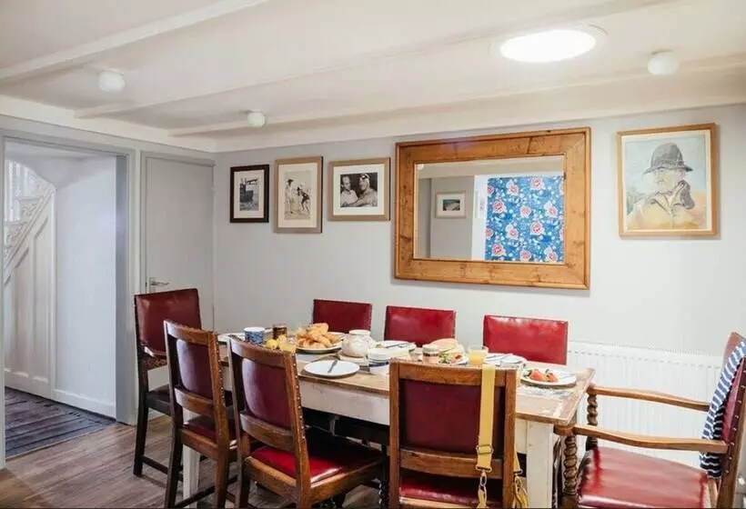 6 Barnoon Terrace
