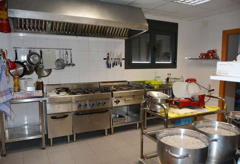 Albergue Villa De Nava De La Asunción   Hostel