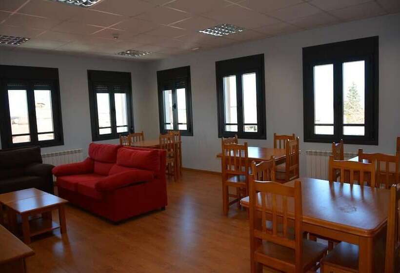 Albergue Villa De Nava De La Asunción   Hostel