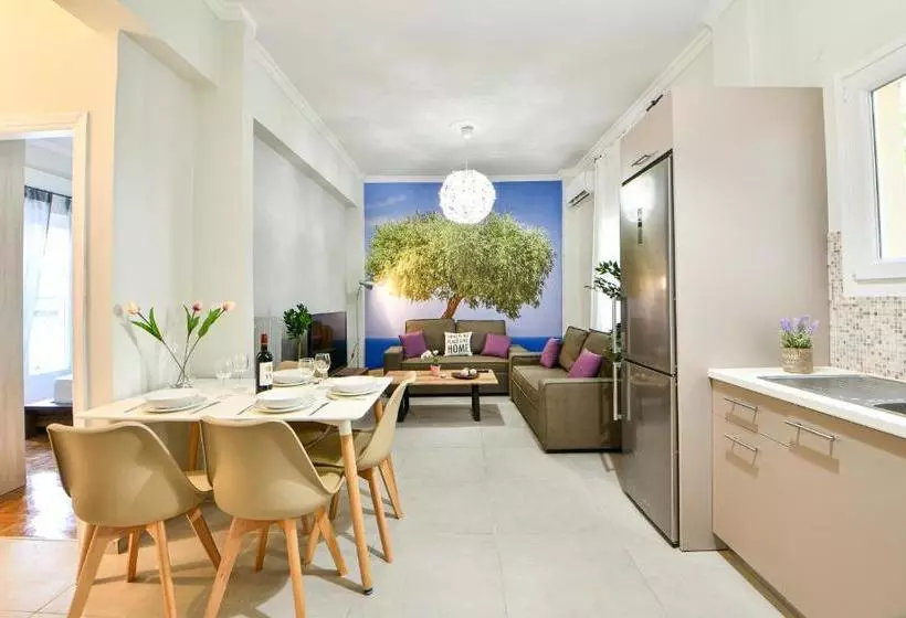 Fresh & Renovated Apartment Next To Metro Station