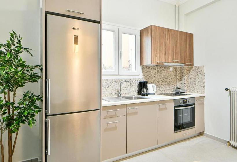 Fresh & Renovated Apartment Next To Metro Station