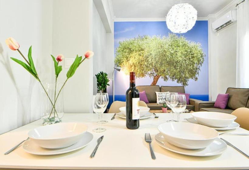 Fresh & Renovated Apartment Next To Metro Station