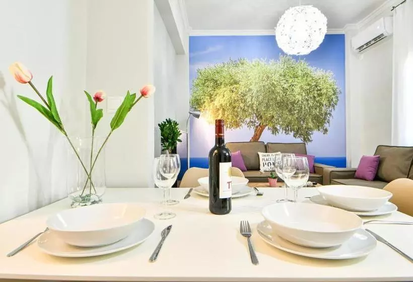 Fresh & Renovated Apartment Next To Metro Station