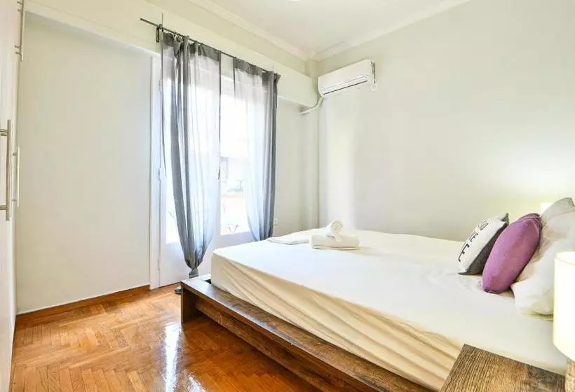 Fresh & Renovated Apartment Next To Metro Station
