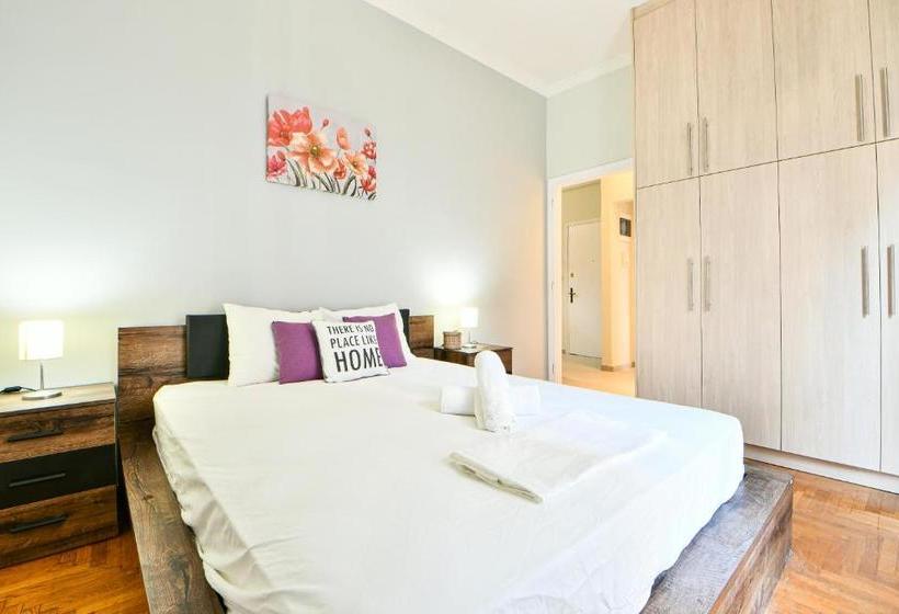 Fresh & Renovated Apartment Next To Metro Station