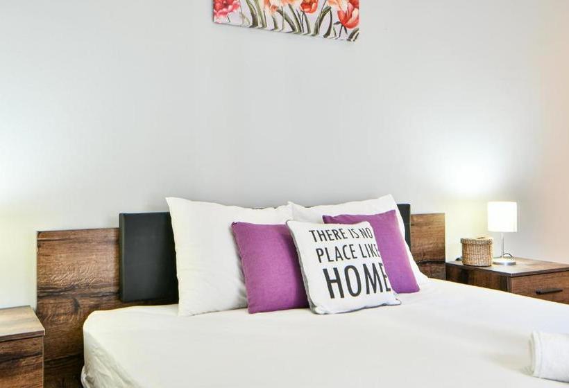 Fresh & Renovated Apartment Next To Metro Station