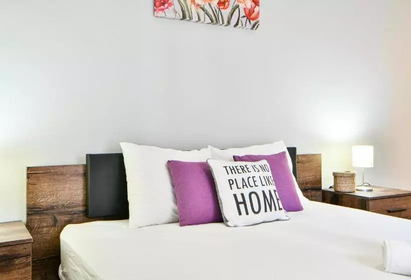 Fresh & Renovated Apartment Next To Metro Station
