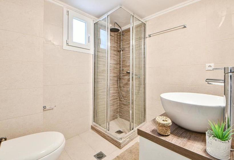 Fresh & Renovated Apartment Next To Metro Station