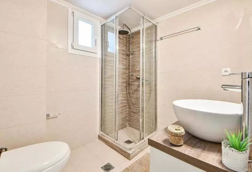 Fresh & Renovated Apartment Next To Metro Station