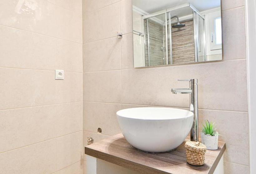 Fresh & Renovated Apartment Next To Metro Station