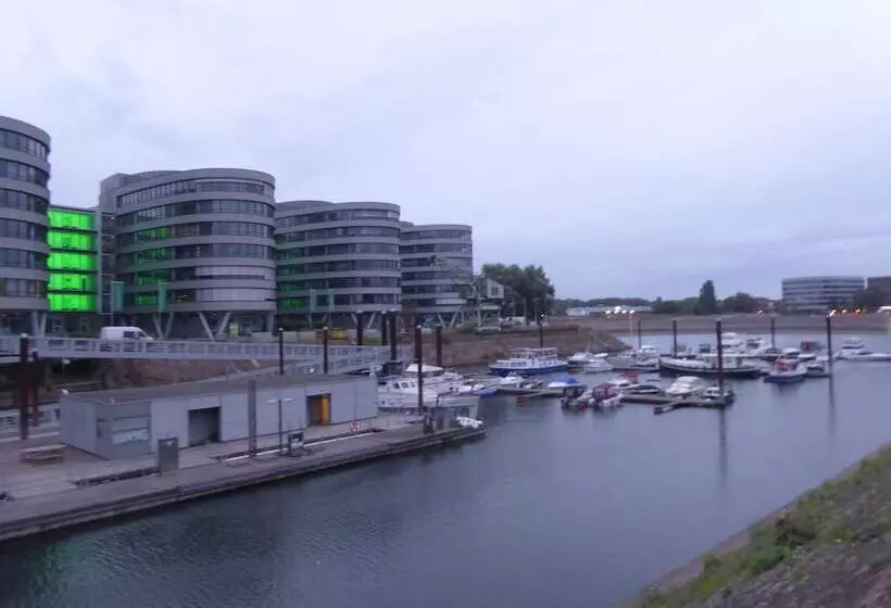 Hotelli Rhein Yacht Lexa