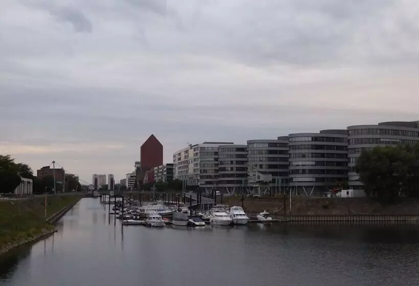 Hotelli Rhein Yacht Lexa