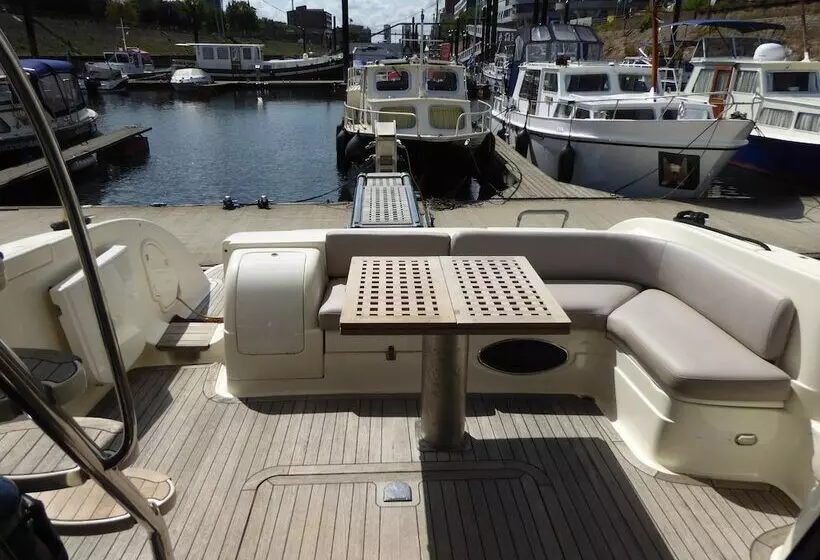 Hotelli Rhein Yacht Lexa