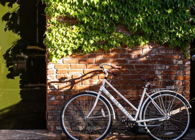 The Jesse Hotel & Bar