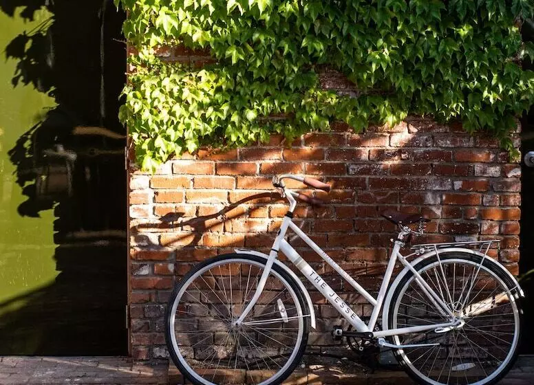 The Jesse Hotel & Bar