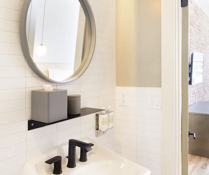 The Jesse Hotel & Bar