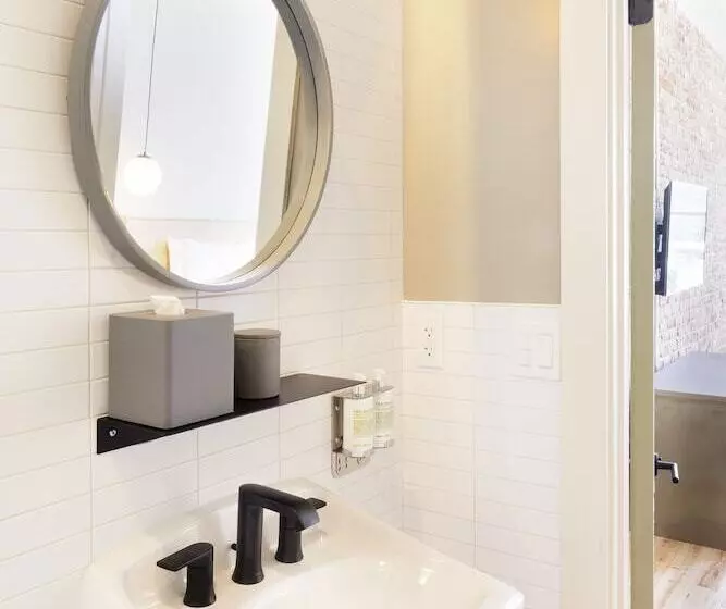 The Jesse Hotel & Bar