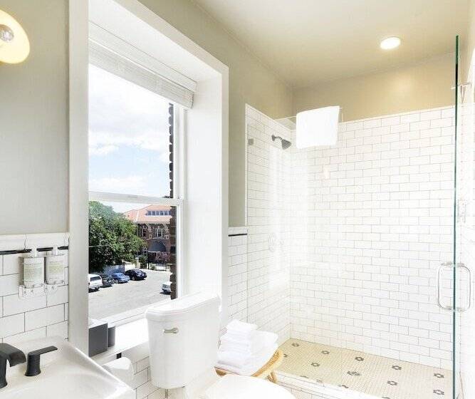 The Jesse Hotel & Bar