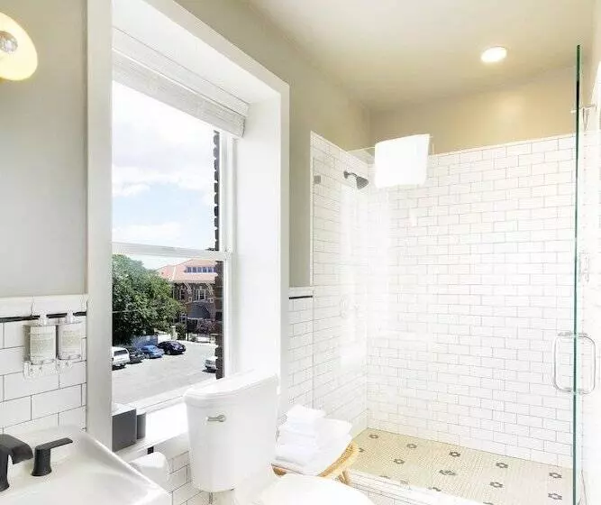 The Jesse Hotel & Bar