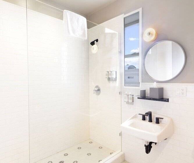 The Jesse Hotel & Bar